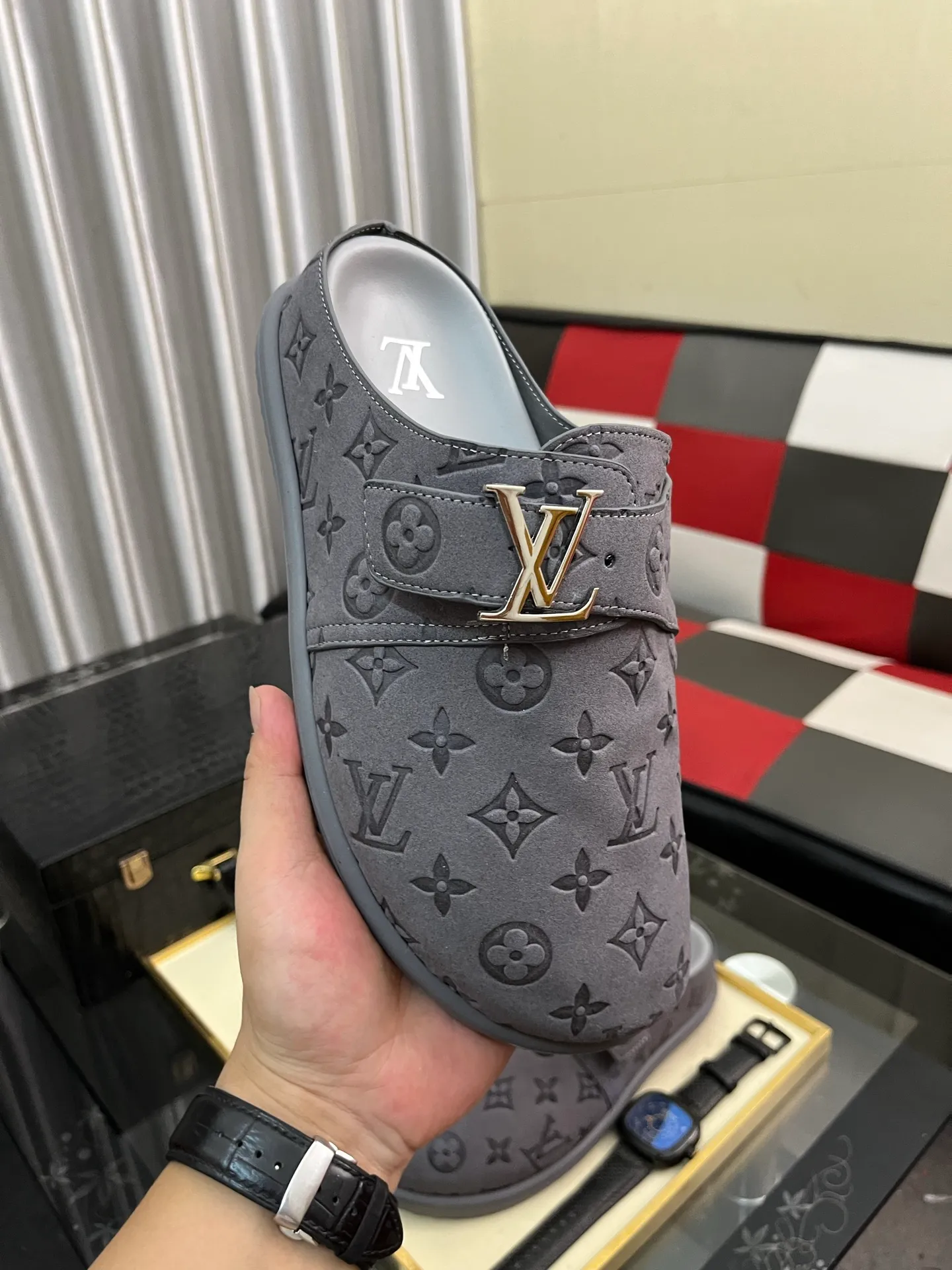 Men's shoes 💰380⌚️⌚️2025 new men's casual sandals and slippers, made of suede cow leather, with Monogram pattern to highlight the trendy style. Adjustable straps illuminated with LV letters, while a resilient insole and micro outsole provide lightweight comfort. Made of suede cow leather with embossed Monogram pattern and brand element metal hardware✅Adjustable straps➕Tough insole‼ ️Micro outsole. Comfortable and easy to wear‼ ️size: 38-446️⃣Colors available